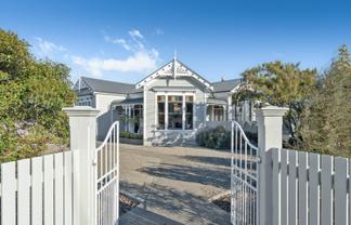 260 High Street North, Carterton