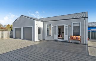 260 High Street North, Carterton
