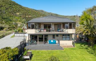 318 Waikawa Road, Waikawa