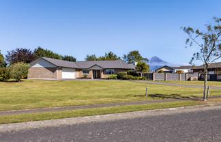 1 Elizabeth Grove, Stratford