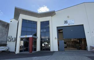 TIDY, HIGH-STUD, 553M² WAREHOUSE AND OFFICE
