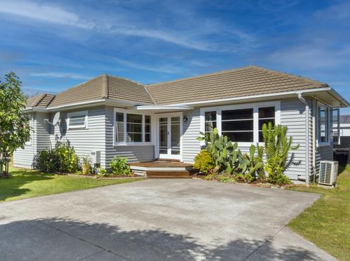 900 Clive Street, Akina