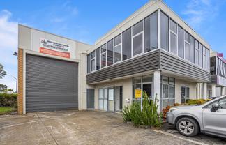 Versatile office/warehouse on William Pickering