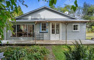 8 Foxhill Cemetery Road, Wakefield