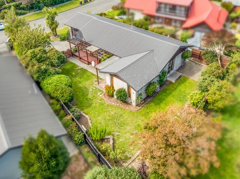 17 Yellowstone Crescent, Burwood