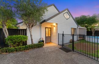 2/8 Phillip Parade, Forrest Hill