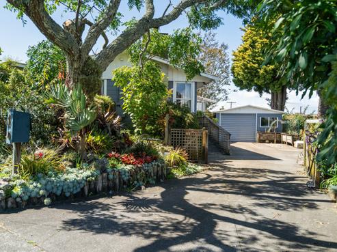 35 Woodford Avenue, Brookfield