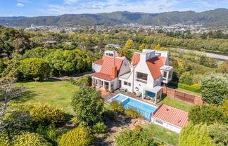 7 Coach Lane, Belmont