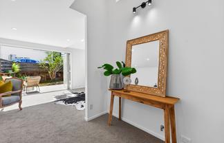 2/10 Windsor Place, Mairangi Bay