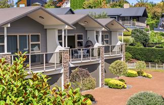 2/17 Tremaine Avenue, Two Mile Bay