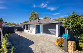 10 Pepper Tree Way, The Wood