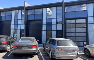 High stud trade showroom/ office - must be sold!