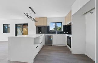 17D Martin Place, Kelston