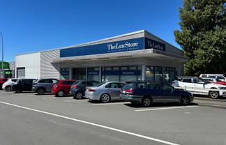 On Main Road with Plenty of Parking