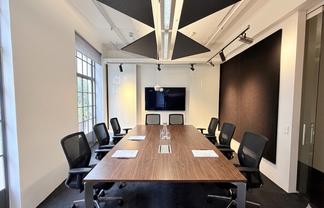 STANDALONE CHARACTER ON HIGH STREET
