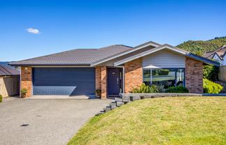 5 Colin Guppy Crescent, Riverstone Terraces