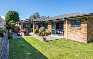 5 Colin Guppy Crescent, Riverstone Terraces