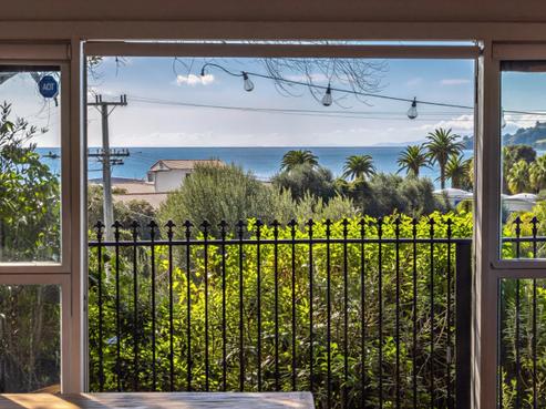 8 Fourth Avenue, Onetangi