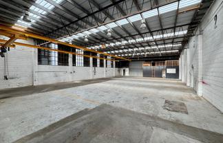 Warehouse with yard and gantry crane