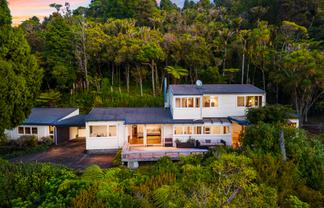 858 West Coast Road, Waiatarua