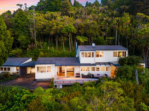 858 West Coast Road, Waiatarua