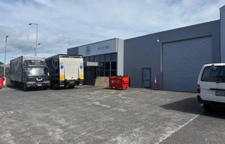 Prime warehouse/showroom space with exposure