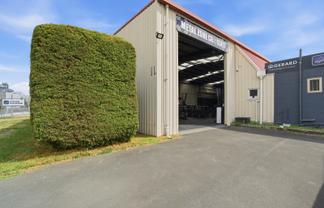 Versatile warehouse and yard/parking area