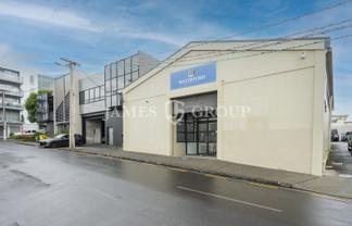 CHARACTER STANDALONE IN PRIME CITY FRINGE