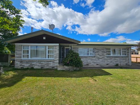 1217 Willowpark Road North, Mayfair