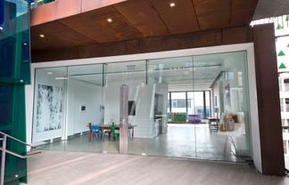 Contemporary Space in Renowned K’ Road Building