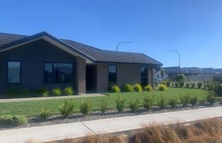 2 Woodley Road, Richmond