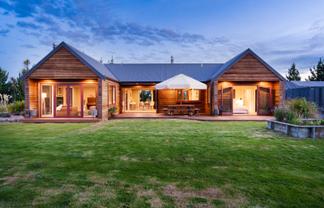 689 Big Stone Road, Kuri Bush