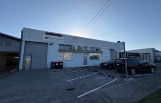 Versatile Dual-Warehouse Opportunity