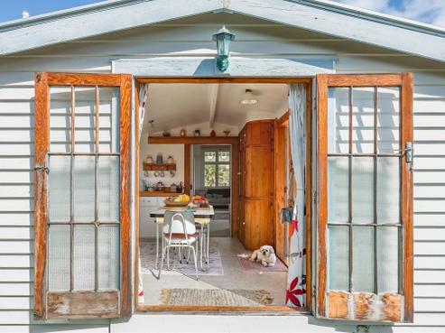 11 River Road, Hector