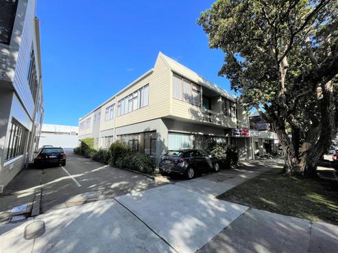 8 Raroa Road, Central Hutt