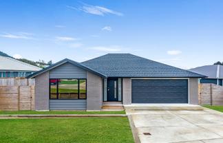 19 Lloyd Crescent, Pukehangi