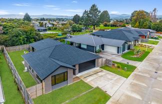 19 Lloyd Crescent, Pukehangi