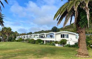 10/25 The Strand, Onetangi