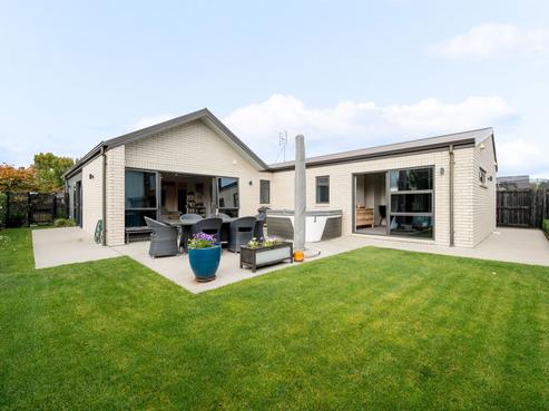 2 Probert Crescent, Greenhill Park