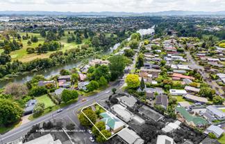 946 River Road, Queenwood