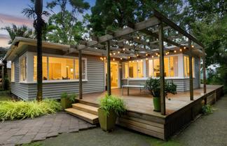 1 Valley View Road, Titirangi