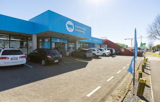 Light-Filled Cameron Road Workspace with a Modern Edge