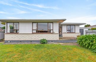 2A Read Crescent, Clive