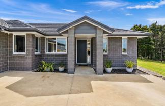 40 Pebble Beach Boulevard, Kamo