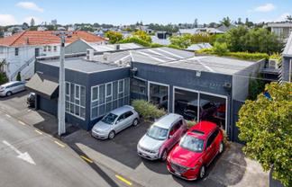 Parnell Stand-alone with Roller Door Access