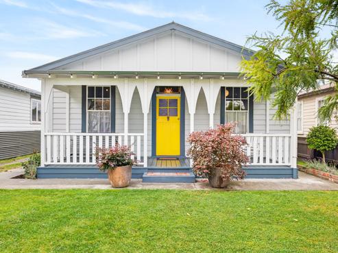 921 Willowpark Road North, Mayfair