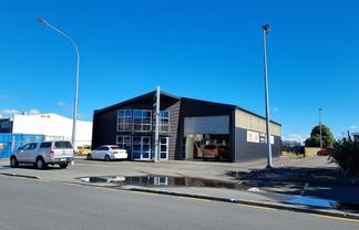 Well presented workshop with yard