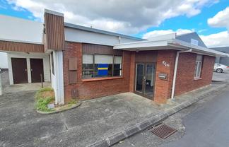 180M² REAR PREMISES ON QUEEN STREET
