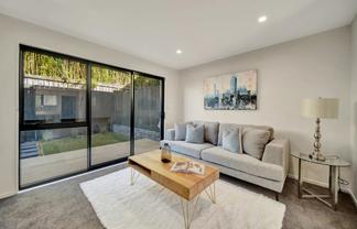 8/106 Triangle Road, Massey