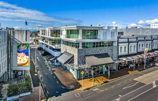 TOP FLOOR WITH DECK AND VIEWS
